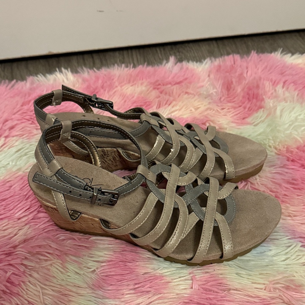 Life Stride Tan Wedges